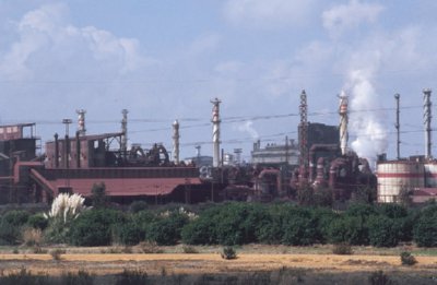 INDUSTRIA CONTAMINANTE  CONTENEDOR